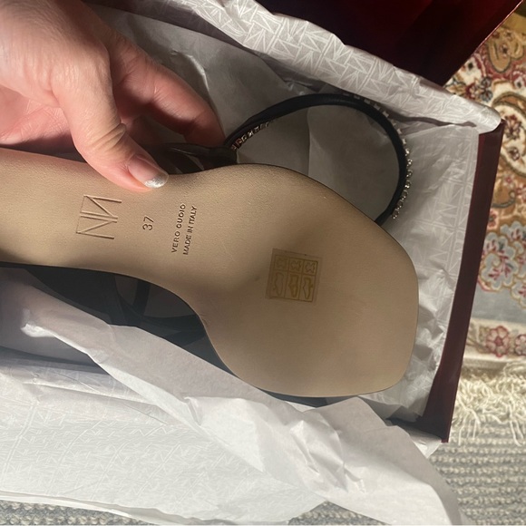 NIB, includes dust bag. Tamara Mellon, pillow top, genuine leather size 37. - Picture 8 of 9